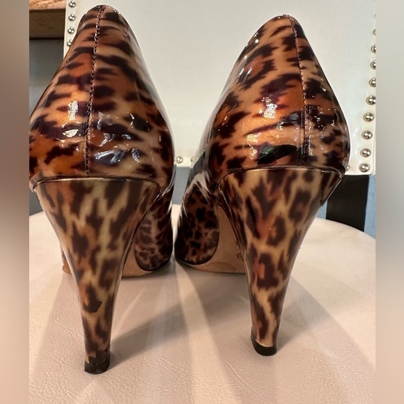 Isola Shoes Heels Cheetah Print Pumps Tan Brown Chain Animal Leopard Print 7.5 - Picture 4 of 16